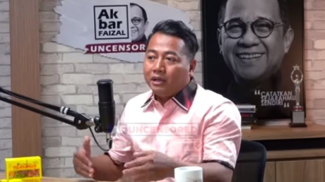 Pengamat politik Adi Prayitno. [Tangkapan layar akun YouTube Akbar Faizal Uncensored]