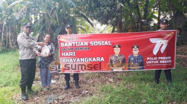 Polsek Gelumbang Bagikan Bantuan Sosial Kepada Masyarakat Kurang Mampu