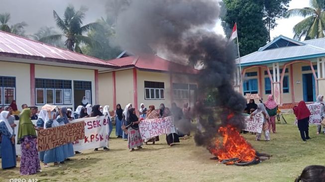 Warga dan Siswa SMAN 36 Halsel Demo Tolak Pergantian Kepsek 