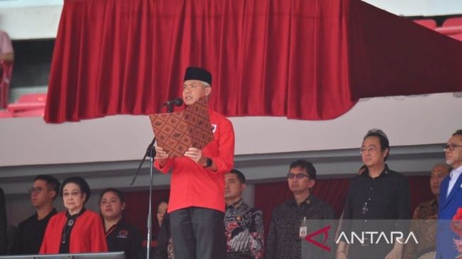 Bakal calon presiden PDI Perjuangan Ganjar Pranowo membacakan naskah "Dedication of Life" dalam Puncak Bulan Bung Karno 2023 di Stadion Utama Gelora Bung Karno, Jakarta, Sabtu (24/6/2023). (ANTARA/HO-PDIP)