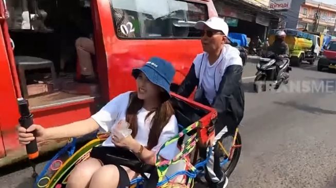 Potret Ayu Ting Ting Dapat Kado Becak dari Ayahnya (YouTube Trans7 Official)