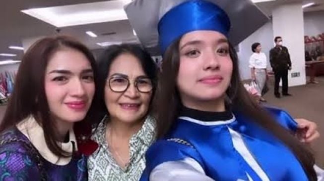 Potret Angel Karamoy Hadiri Wisuda Anak (Instagram/@realangelkaramoy) 