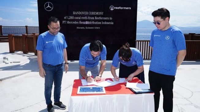 Penandatanganan penyerahan terumbu karang dari PT Mercedes-Benz Distribution Indonesia kepada Reeformers Reef [PT MBDI].