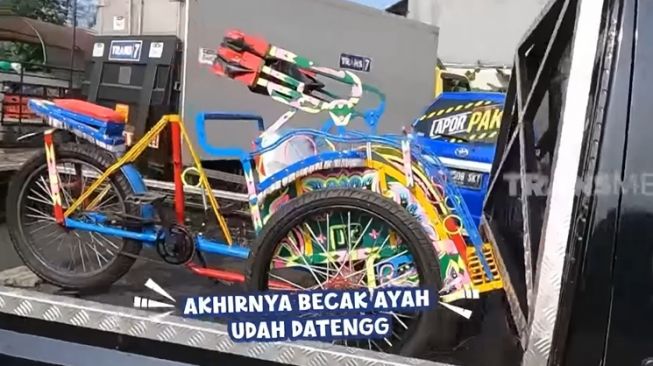 Potret Ayu Ting Ting Dapat Kado Becak dari Ayahnya (YouTube Trans7 Official)