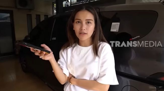 Potret Ayu Ting Ting Menerima Hadiah Sepeda Roda Tiga dari Ayahnya (YouTube Official Trans7)