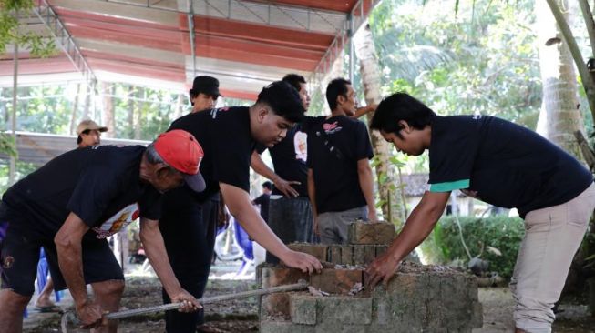 Jaga Lingkungan Desa, GMC Gandeng Karang Taruna Kalidengen Gelar Kerja Bakti