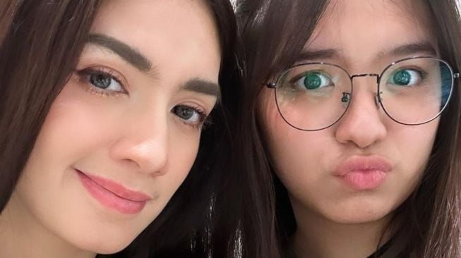 Potret Angel Karamoy Hadiri Wisuda Anak (Instagram/@realangelkaramoy) 