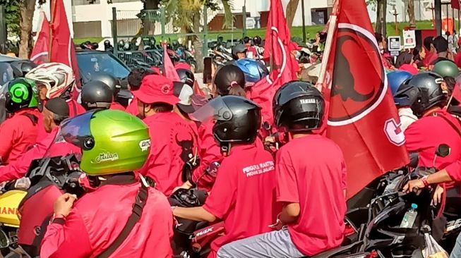 Ribuan Kader PDIP Konvoi Motor ke Arena Puncak Peringatan Bulan Bung Karno 2023 di GBK