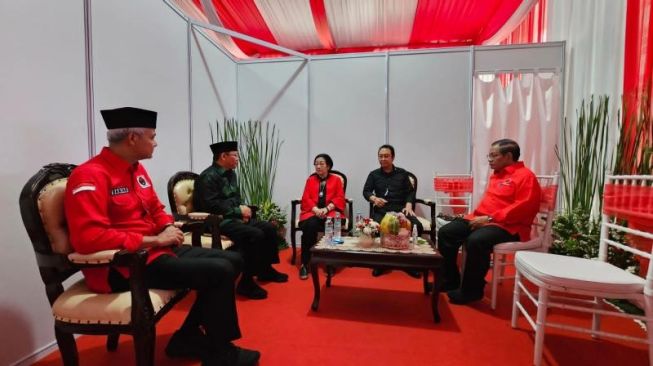 Bakal calon presiden dari PDI Perjuangan (PDIP) Ganjar Pranowo turut terlihat hadir dalam acara peringatan puncak Bulan Bung Karno (BBK) yang digelar di Stadion Utama Gelora Bung Karno (GBK) Jakarta, Sabtu (24/6/2023). (Dok. DPP PDIP)