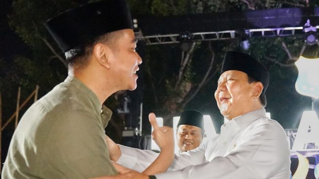 Menteri Pertahanan (Menhan) Prabowo Subianto dengan Wali Kota Solo Gibran Rakabuming Raka di acara Harlah PMII ke-63 di Solo, Jumat (23/6/2023). (Dok. Tim Prabowo)