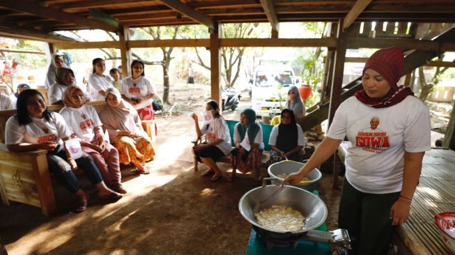 Ciptakan Peluang Bisnis untuk Bantu Ekonomi Keluarga Lewat Pelatihan Membuat Keripik Singkong