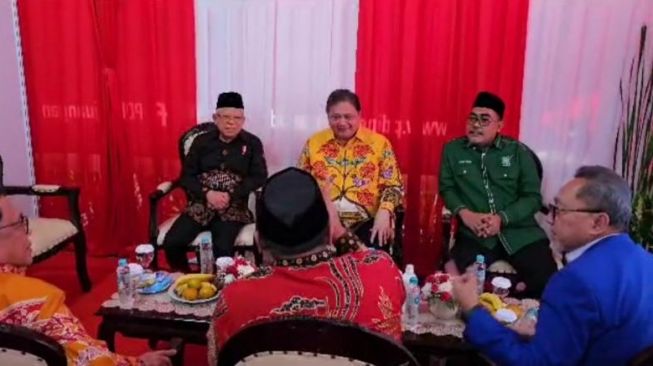 Ketua Umum PDIP Megawati Soekarnoputri dan Ketua DPP PDIP Puan Maharani mendampingi sejumlah pimpinan partai politik di acara puncak peringatan Bulan Bung Karno (BBK) di Stadion Gelora Bung Karno (SUGBK) Senayan, Jakarta, Sabtu (24/6/2023). (tangkap layar)