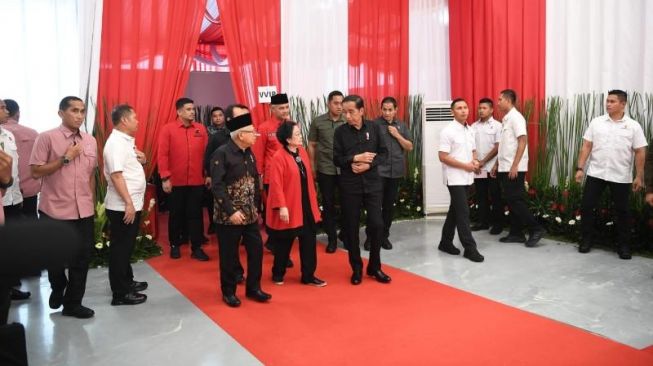 Presiden RI Joko Widodo atau Jokowi dan Wakil Presiden RI KH Maruf Amin hadir di Stadion Utama Gelora Bung Karno (GBK), Senayan, Jakarta, Sabtu (24/6/2023) untuk menghadiri acara peringatan puncak Bulan Bung Karno (BBK). (Dok. DPP PDIP)