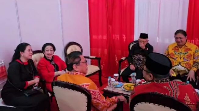 Ketua Umum PDIP Megawati Soekarnoputri dan Ketua DPP PDIP Puan Maharani mendampingi sejumlah pimpinan partai politik di acara puncak peringatan Bulan Bung Karno (BBK) di Stadion Gelora Bung Karno (SUGBK) Senayan, Jakarta, Sabtu (24/6/2023). (tangkap layar)