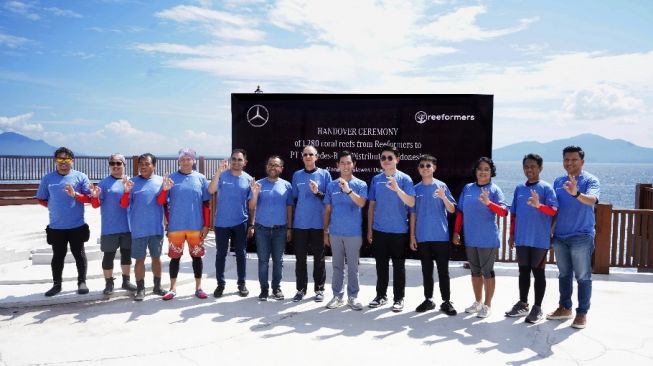 Acara dihadiri  Micler Lakat, Sekretaris Daerah Kota Manado; Rafael Angouw, Founder of Reeformers; Choi Duk Jun, President Director PT Mercedes-Benz Distribution Indonesia; serta Michael Koehler, Director of Finance PT Mercedes-Benz Distribution Indonesia, serta main dealer Mercedes-Benz di Manado [PT MBDI].