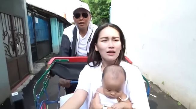 7 Potret Ayu Ting Ting Dapat Kejutan dari Ayah Rozak, Becak Mini Jadi Kado Ulang Tahun