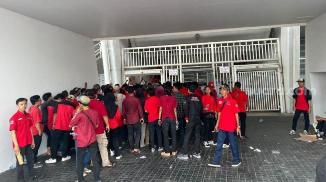 Kader PDIP sudah mulai menyemut memerahkan area Stadion GBK dalam acara puncak peringatan Bulan Bung Karno (BBK), Sabtu (24/6/2023). (Suara.com/Bagaskara)