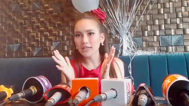 Ikut Potong Hewan Kurban Pakai Celana 'Gemes', Ayu Ting Ting Disentil: Minimal Celana Panjang Lah