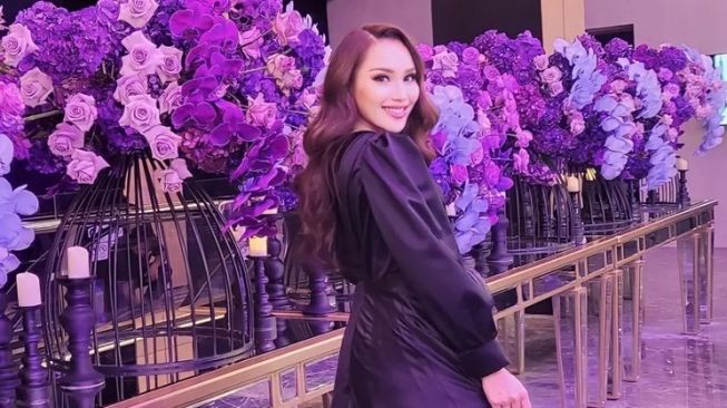 Potret Ayu Ting Ting di Resepsi Pernikahan Kevin Sanjaya - Valencia Tanoe. (Instagram/@ayutingting92)