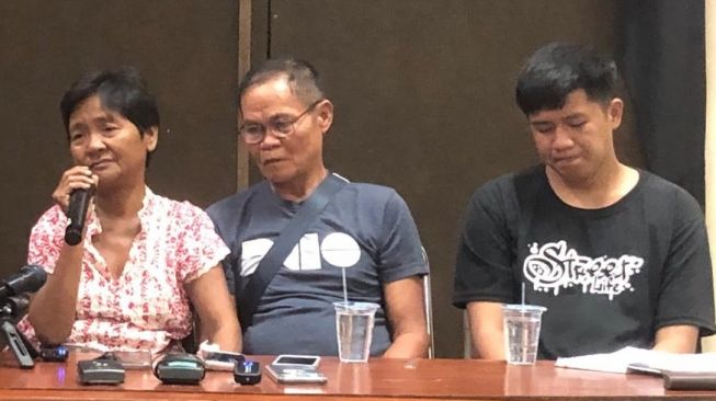 Anak beserta ayah dan ibu Mary Jane, Mark Daniel Candelaria (anak sulung), Celia Veloso (Ibu) dan Caesar Veloso (ayah) saat ditemui di Jakarta pada Rabu (21/6/2023). [Suara.com/Dea]