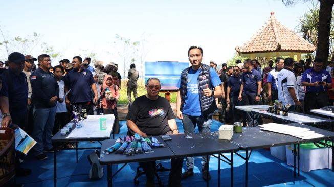 Momen SBY Melukis bareng Pelajar di Pacitan, Begini Hasilnya