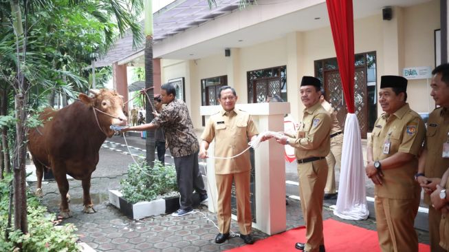 Mendagri Serahkan Hewan Kurban dari Jajaran Kemendagri dan BNPP