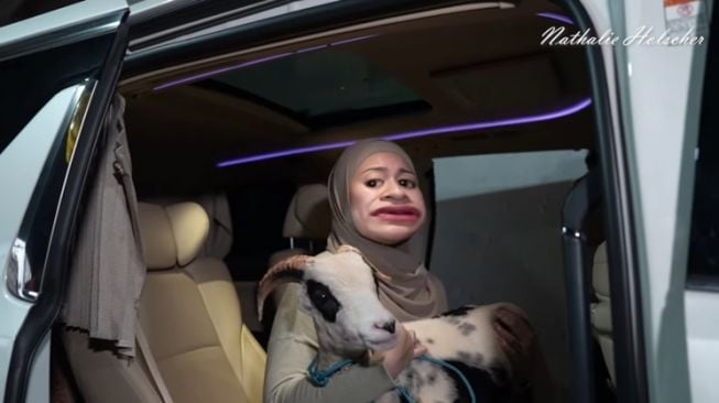 Demi Anak, Intip 9 Momen Nathalie Holscher Ajak Kambing Naik Alphard