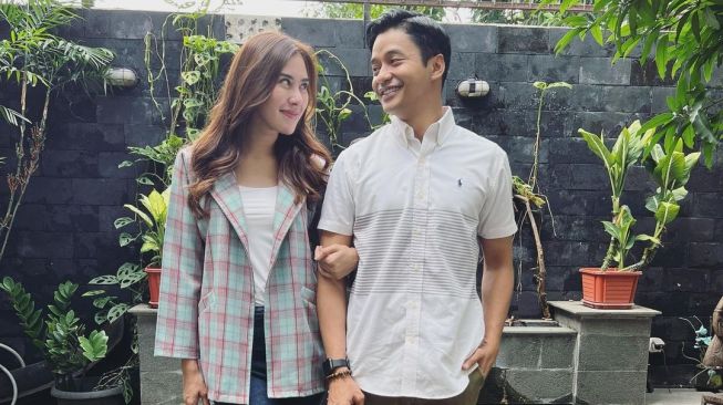 Adly Fayruz Unggah Foto Saling Tatap dengan Syahnaz Sadiqah, Netizen Wanti-Wanti Angbeen Rishi: Cek HP Suami!