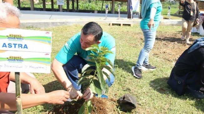 Penanaman ribuan pohon dalam Program Carbon Offset. (Dok: Astra)