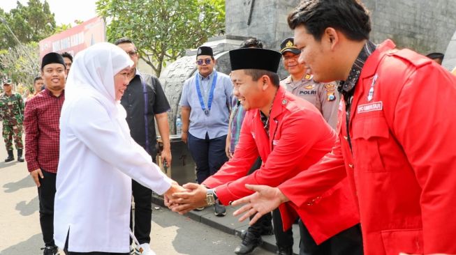 Gubernur Jawa Timur Khofifah Indar Parawansa berziarah ke makam Bung Karno, di Blitar, Jawa Timur, Minggu (25/6/2023).  (Dok: Pemprov Jatim)