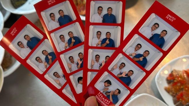 Menteri Pertahanan (Menhan) Prabowo Subianto diajak untuk foto bersama di dalam photobox dengan pengusaha muda Arief Muhammad di rumah makan Payakumbuah, Kemang, Jakarta Selatan, Minggu (25/6/2023). (IG @/ariefmuhammad)