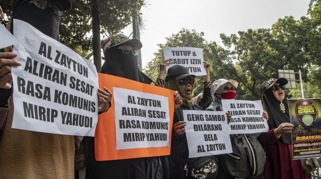 Massa aksi yang tergabung dalam Front Persaudaraan Islam (FPI) melakukan aksi unjuk rasa di halaman kantor Kementerian Agama, Jakarta, Senin (26/6/2023). [ANTARA FOTO/Muhammad Adimaja].