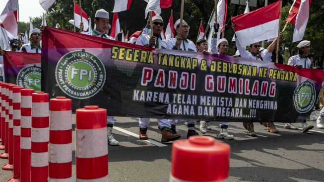 Massa aksi yang tergabung dalam Front Persaudaraan Islam (FPI) melakukan aksi unjuk rasa di halaman kantor Kementerian Agama, Jakarta, Senin (26/6/2023). Mereka mendesak Kemenag segera mencabut izin Pondok Pesantren Al-Zaytun. [ANTARA FOTO/Muhammad Adimaja].