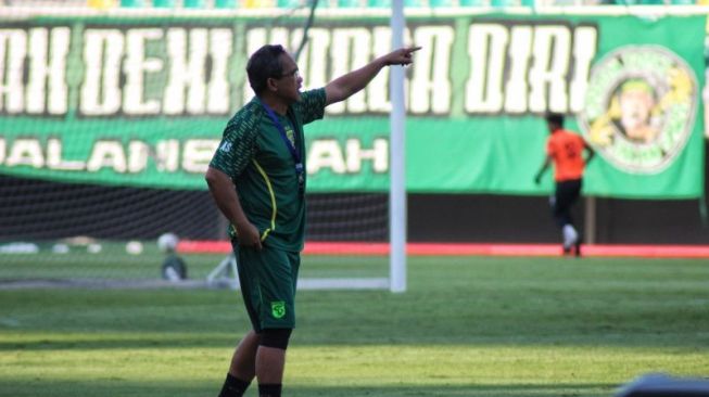 Pelatih Persebaya Aji Santoso memimpin latihan timnya menjelang "anniversary game" melawan Persija di Stadion Gelora Bung Tomo Surabaya, Sabtu (17/6/2023). (ANTARA/Naufal Ammar Imaduddin)