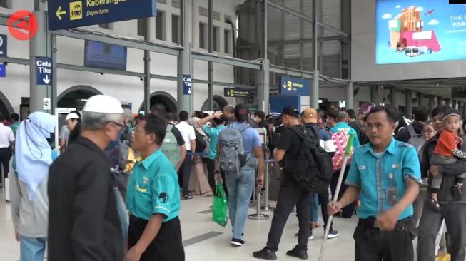 Jelang Libur Idul Adha, Penumpang Padati Stasiun Pasar Senen