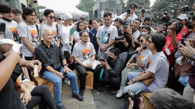 Ganjar Pranowo berdialog dengan sejumlah artis dan influencer, salah satunya Arbani Yasiz (memegang mic sebelah kanan) di Stadion Utama Gelora Bung Karno, Jakarta pada 25 Juni 2023. 