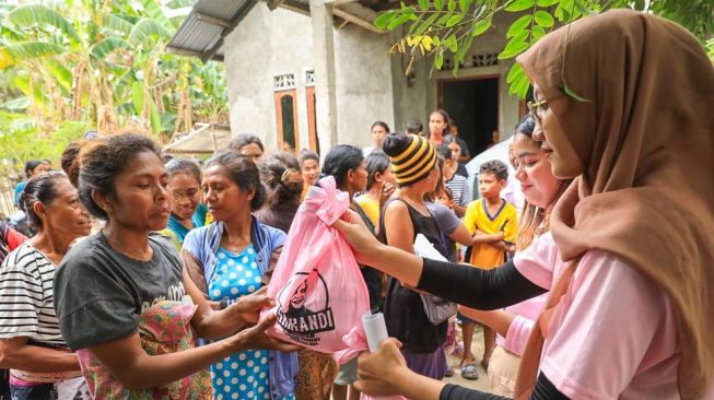 Aksi Kemanusiaan, Pengungsi Timor Timur di Kupang Diberikan Paket Sembako