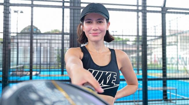 Potret Cantik Pevita Pearce saat Bermain Tenis (Instagram/@pevpearce)