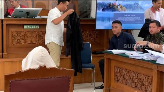 Terdakwa Mario Dandy saat melirik AG, mantan pacarnya saat bersaksi di sidang kasus David Ozora. (Suara.com/Rakha)