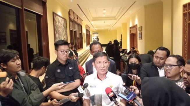 Direktur Utama PT LIB Ferry Paulus menjawab pertanyaan para pewarta setelah mengikuti rapat para pemilik klub Liga 2 di Hotel Sultan, Jakarta, Selasa (27/6/2023). (ANTARA/RAUF ADIPATI)