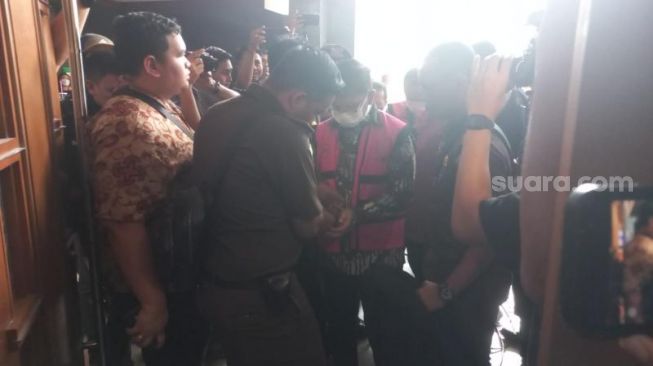 Tangan Diborgol dan Dijaga Ketat Polisi Bersenjata, Johnny Plate Jalani Sidang Perdana Korupsi BTS di PN Jakpus