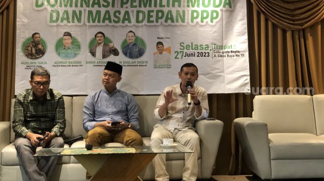 Direktur Eksekutif Lembaga Survei Pusat Polling (Puspoll) Indonesia Muslimin (paling kanan), dalam acara diskusi politik di kawasan Cikini, Jakarta Pusat. (Suara.com/Dea)