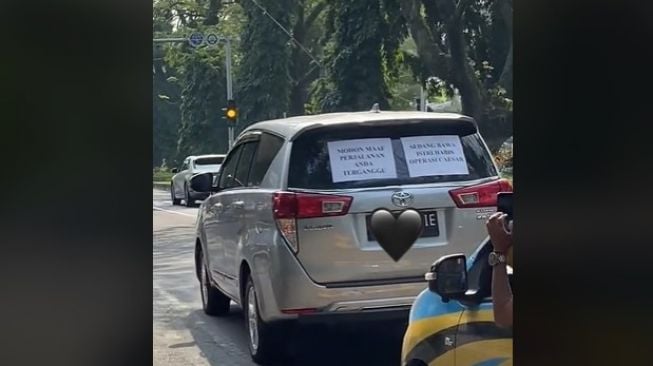 Viral! Pengendara di Malang Tempel Tulisan di Belakang Mobil, Romantis Banget