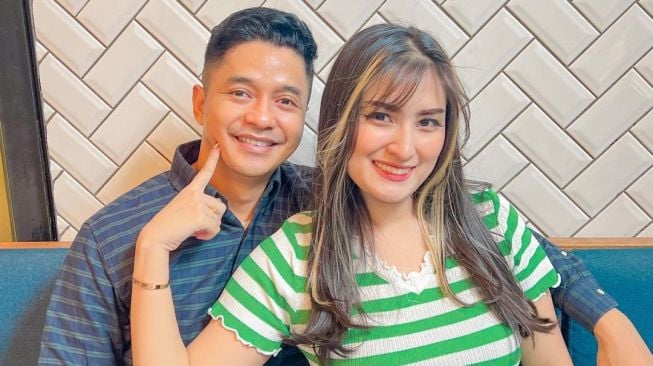 Adly Fairuz Pose Mesra dengan Syahnaz Sadiqah, Istri Diwanti-wanti: Hati-Hati Lanjut ke Aplikasi Ojol