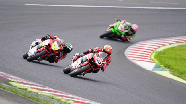 Rheza Danica Ahrens (123) bertarung di depan dalam Round 3 ARRC Jepang di Sportsland Sugo [PT AHM].