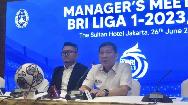 Direktur Operasional PT LIB Asep Saputra (kiri) dan Direktur Utama PT LIB Ferry Paulus (kanan) ketika menyampaikan hasil manager’s meeting BRI Liga 1 2023/2024 di Hotel Sultan, Senin malam (26/6/2023). (ANTARA/Zaro Ezza Syachniar)