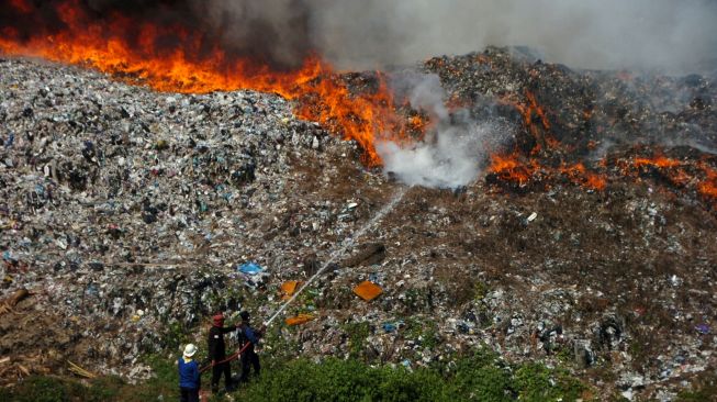 Kebakaran Lahan TPA di Tegal, Asepnya Ganggu Pengendara dan Warga