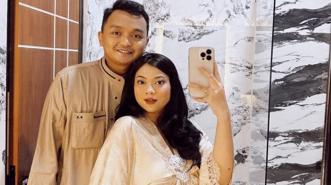 Hanum Mega bersama suami, Achmad Herlambang yang akan segera bercerai. [Instagram]