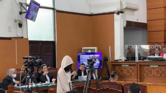 Penampakan AG, mantan pacarnya saat bersaksi di sidang kasus penganiayaan David Ozora di PN Jakarta Selatan. (Suara.com/Rakha)