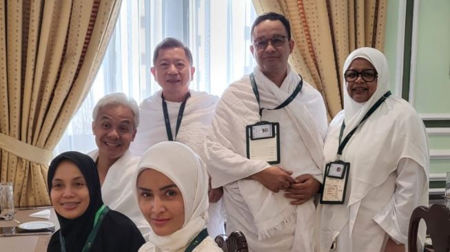 Dua bakal calon presiden (capres) yakni Anies Baswedan dan Ganjar Pranowo bertemu di sela-sela pelaksanaan ibadah haji di Tanah Suci, Makkah, Arab Saudi. (Ist)
